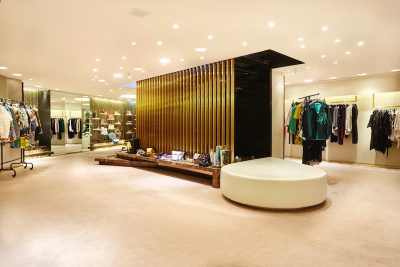 Alexander McQueen High End Retail store  Boutique interior, Store interiors,  Boutique interior design